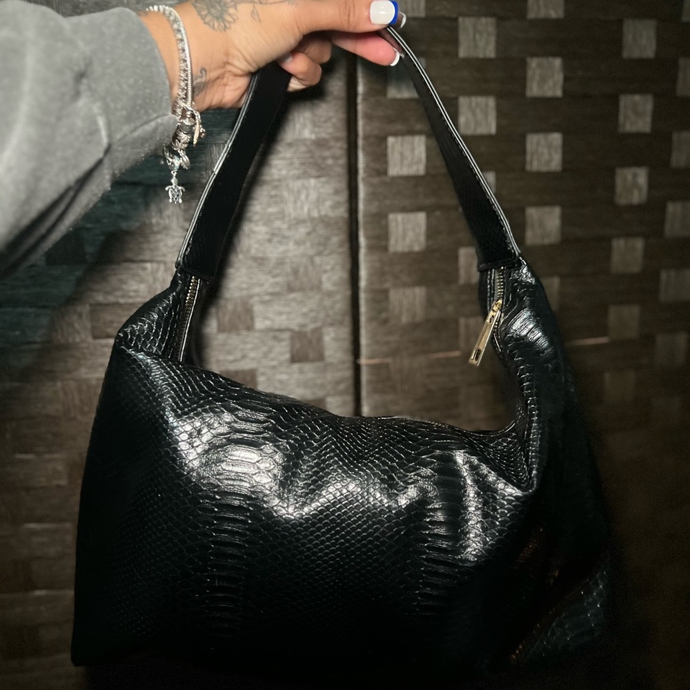 Black purse only worn twice….